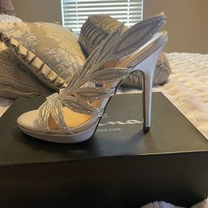 Women’s wedding shoes. Brand new. Never worn .Nina Fauna Crystal heels